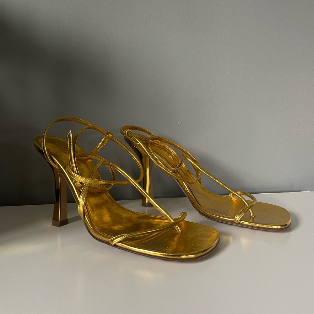 BOTTEGA VENETA GOLD LINE HEELS - Picture 7 of 13